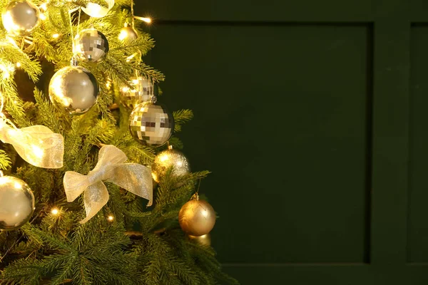 Yeşil Duvarın Yanında Parlayan Noel Ağacı Yakın Plan — Stok fotoğraf