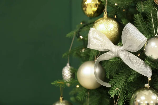 Yeşil Duvarın Yanında Süslenmiş Noel Ağacı Yakın Plan — Stok fotoğraf