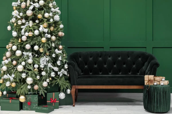 Árbol Navidad Brillante Con Regalos Puf Sofá Sala Estar — Foto de Stock