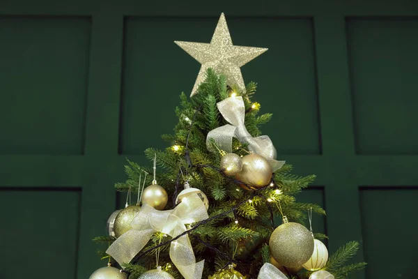 Árbol Navidad Decorado Cerca Pared Verde Primer Plano — Foto de Stock