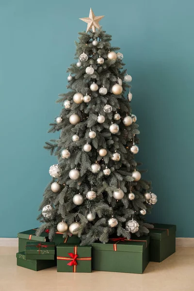 Árbol Navidad Decorado Con Regalos Cerca Pared Azul — Foto de Stock