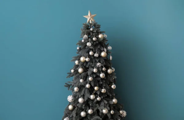 Árbol Navidad Decorado Cerca Pared Azul — Foto de Stock