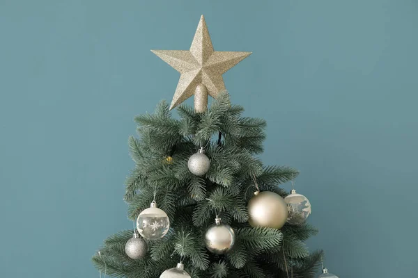 Árvore Natal Decorada Perto Parede Azul Close — Fotografia de Stock