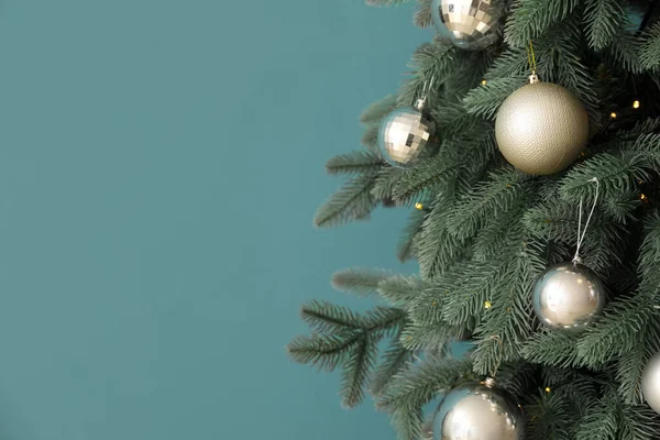 Gedecoreerde Kerstboom Bij Blauwe Muur Close — Stockfoto
