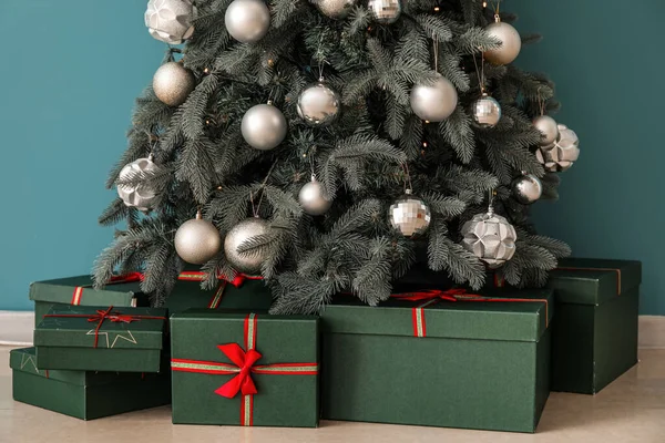 Mavi Duvarın Yanında Hediyelerle Süslenmiş Noel Ağacı — Stok fotoğraf