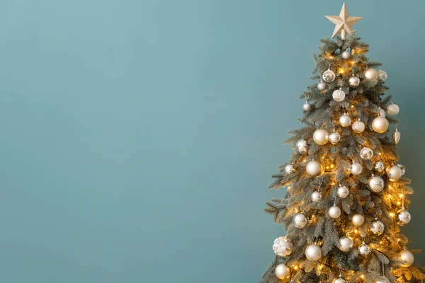 Glödande Julgran Nära Blå Vägg — Stockfoto