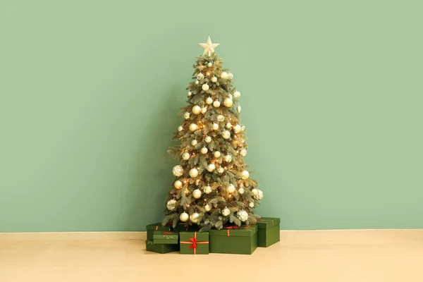 Λαμπερό Χριστουγεννιάτικο Δέντρο Κοντά Πράσινο Τοίχο — Φωτογραφία Αρχείου