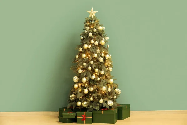 Glühender Weihnachtsbaum Nahe Grüner Mauer — Stockfoto