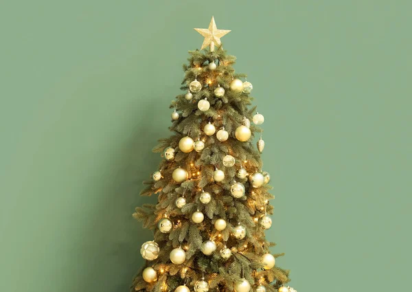 Árvore Natal Brilhante Perto Parede Verde — Fotografia de Stock