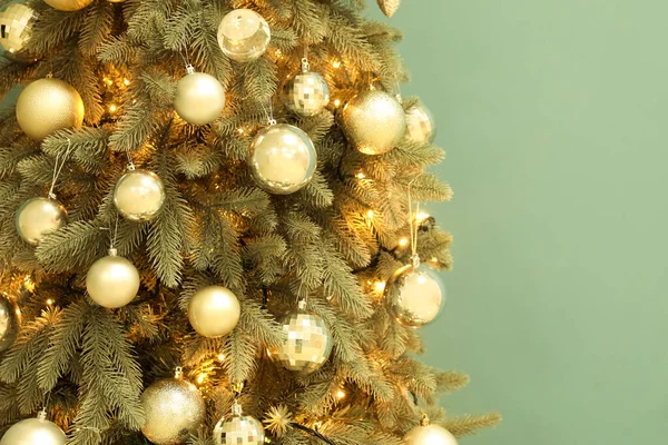 Glowing Christmas Tree Green Wall Closeup — Stock Photo, Image