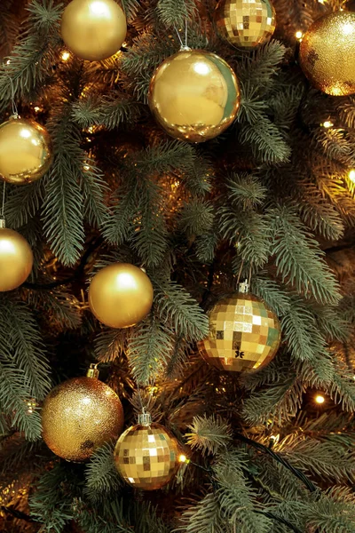 Árbol Navidad Brillante Con Bolas Habitación Primer Plano — Foto de Stock