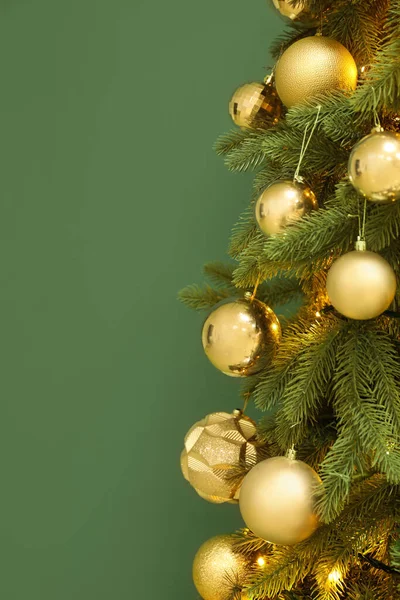 Glühender Weihnachtsbaum Der Nähe Grüner Mauer Nahaufnahme — Stockfoto