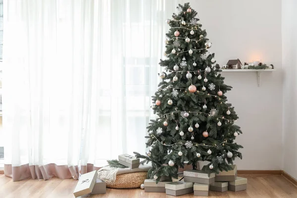Árvore Natal Decorada Com Pufe Presentes Perto Cortina Luz Sala — Fotografia de Stock