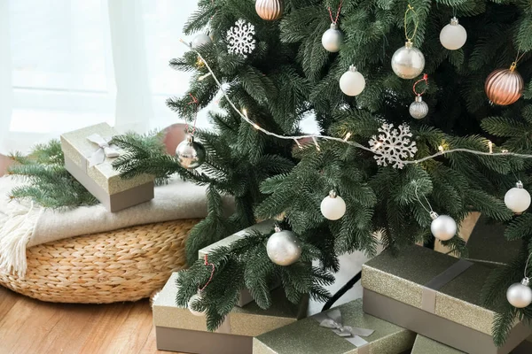 Árbol Navidad Decorado Con Puf Regalos Salón Primer Plano — Foto de Stock