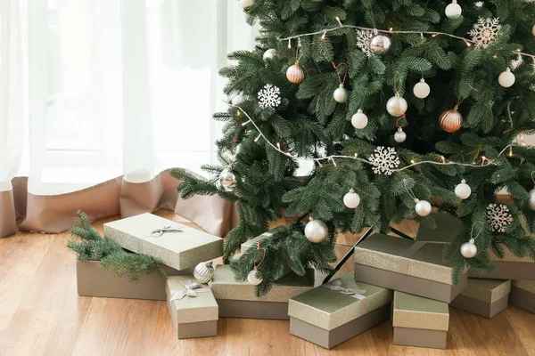 Oturma Odasındaki Işık Perdesinin Yanında Hediyelerle Süslenmiş Noel Ağacı — Stok fotoğraf