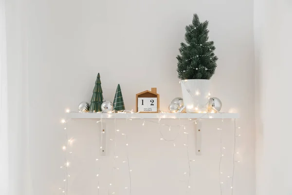 Shelf Small Christmas Tree Calendar Toys Glowing Lights Light Wall — Stock Photo, Image