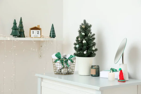 Petit Sapin Noël Avec Cadeaux Bougies Miroir Sur Étagère Dans — Photo