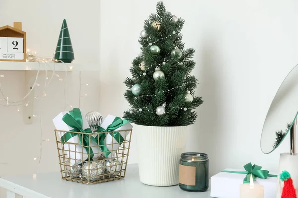 Pequena Árvore Natal Com Presentes Prateleira Sala Luz — Fotografia de Stock