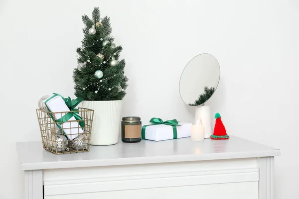 Árvore Natal Pequena Com Presentes Velas Espelho Prateleira Perto Parede — Fotografia de Stock