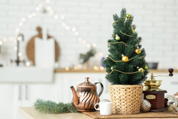 Pequena Árvore Natal Com Bule Moedor Café Mesa Cozinha — Fotografia de Stock