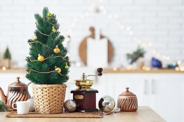 Pequena Árvore Natal Com Bule Moedor Café Mesa Cozinha — Fotografia de Stock