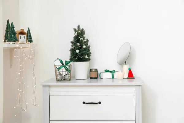 Pequeño Árbol Navidad Con Regalos Velas Espejo Cómoda Cerca Pared — Foto de Stock