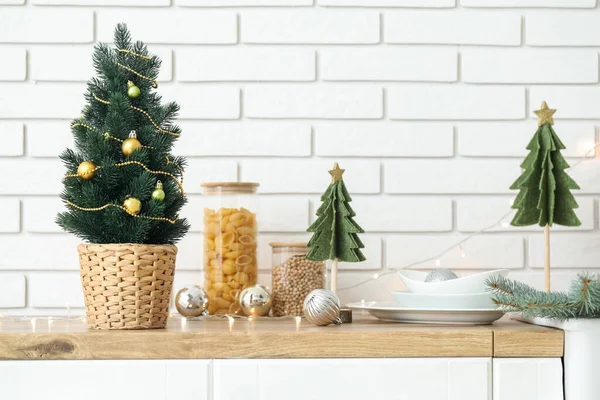 Pequeño Árbol Navidad Mostrador Cerca Pared Ladrillo Blanco Cocina Primer — Foto de Stock