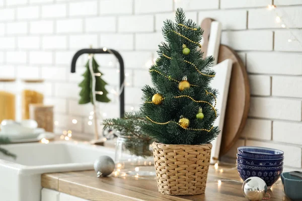 Pequena Árvore Natal Balcão Perto Parede Tijolo Branco Cozinha Close — Fotografia de Stock