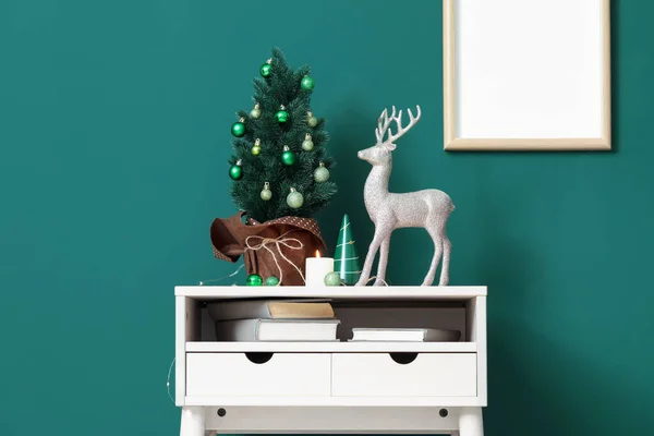 カラフルな壁の近くのテーブルの上におもちゃやキャンドル付きの小さなクリスマスツリー — ストック写真
