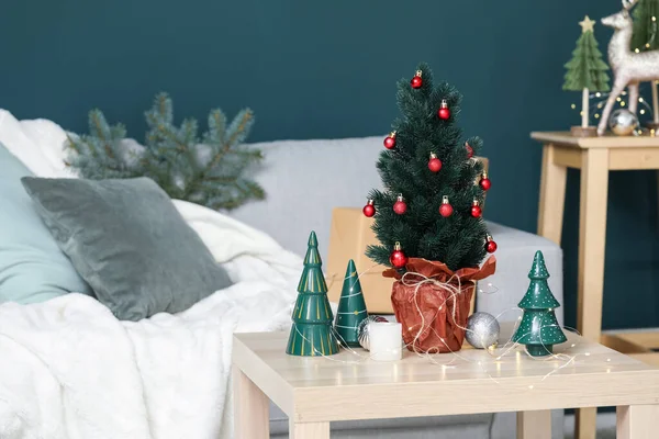 Pequeño Árbol Navidad Con Juguetes Velas Luces Brillantes Mesa Sala —  Fotos de Stock