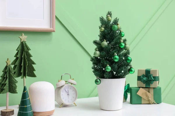 Pequena Árvore Natal Com Despertador Presentes Brinquedos Mesa Perto Parede — Fotografia de Stock