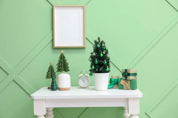 Pequena Árvore Natal Com Despertador Presentes Brinquedos Mesa Perto Parede — Fotografia de Stock