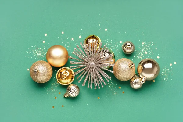 Bolas Navidad Doradas Con Brillo Sobre Fondo Verde — Foto de Stock