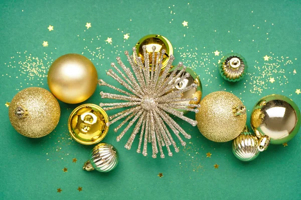 Zlaté Vánoční Koule Třpytkami Zeleném Pozadí — Stock fotografie