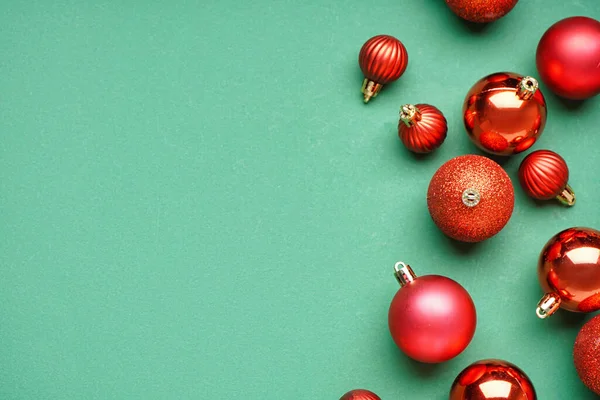 Rote Weihnachtskugeln Auf Grünem Hintergrund — Stockfoto
