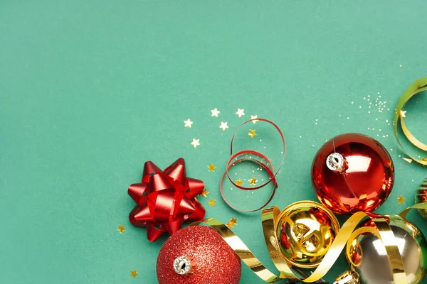Χριστουγεννιάτικες Μπάλες Serpentine Και Glitter Πράσινο Φόντο Closeup — Φωτογραφία Αρχείου