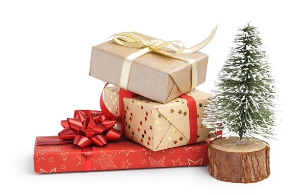 白い背景におもちゃのクリスマスツリーとギフトボックス — ストック写真