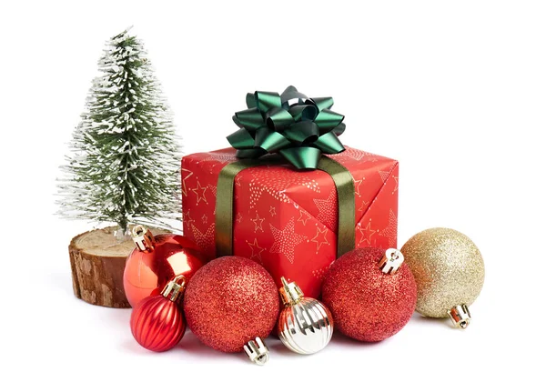 白い背景にボールやおもちゃのモミの木とクリスマスプレゼントボックス — ストック写真