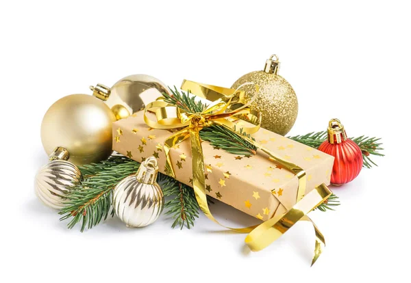 白い背景にクリスマスボールとモミの枝とギフトボックス — ストック写真