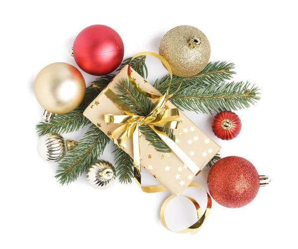 Κουτί Δώρου Μπάλες Χριστουγέννων Και Κλαδιά Ελάτης Λευκό Φόντο — Φωτογραφία Αρχείου