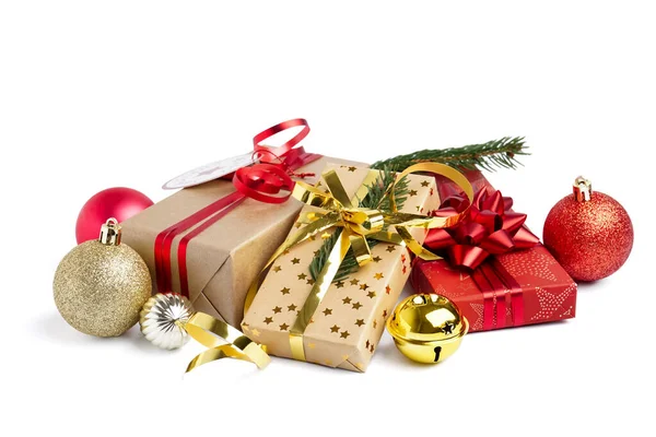 Dárkové Krabice Vánoční Kuličky Jedlové Větve Bílém Pozadí — Stock fotografie