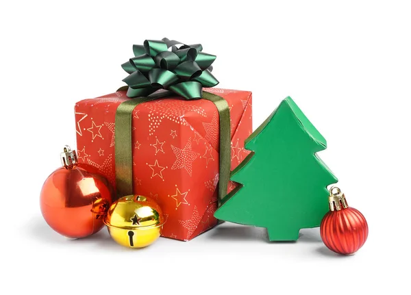 Подарочные Коробки Рождественскими Шарами Белом Фоне — стоковое фото