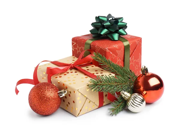 白い背景にクリスマスボールとモミの枝を持つギフトボックス — ストック写真