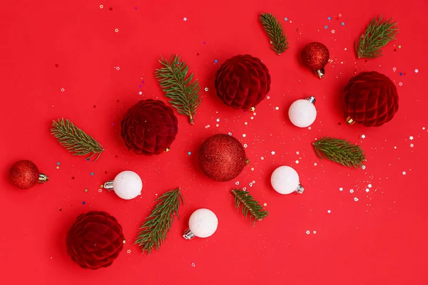 Kırmızı Arka Planda Köknar Dalları Payetleri Olan Noel Baloları — Stok fotoğraf