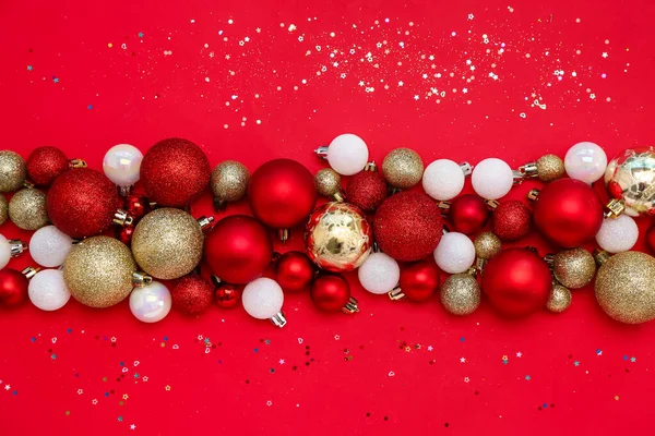 Bolas Navidad Con Lentejuelas Sobre Fondo Rojo — Foto de Stock