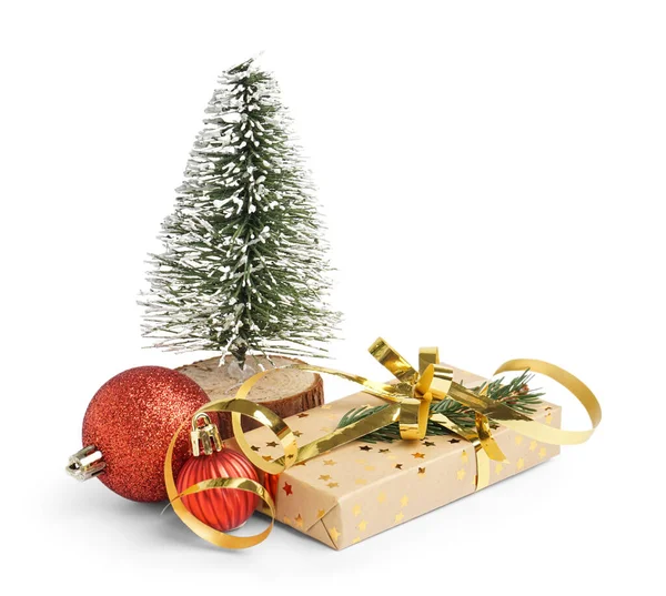 白い背景にクリスマスボールとおもちゃのモミの木とギフトボックス — ストック写真