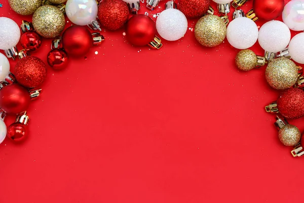Marco Hecho Hermosas Bolas Navidad Sobre Fondo Rojo Vista Superior — Foto de Stock