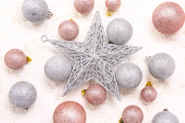 Glanzende Kerstballen Met Ster Witte Achtergrond — Stockfoto