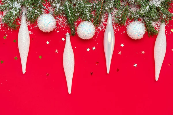 Ramas Abeto Con Nieve Bolas Navidad Estrellas Sobre Fondo Rojo — Foto de Stock