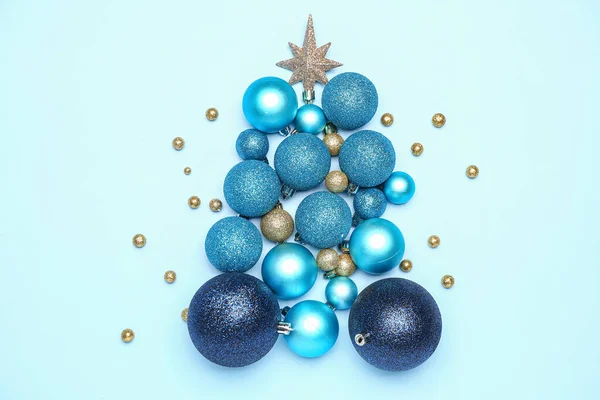 青い背景に星とクリスマスボールで作られたクリスマスツリー — ストック写真